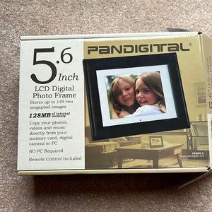 NWT Pandigital digital photo frame.